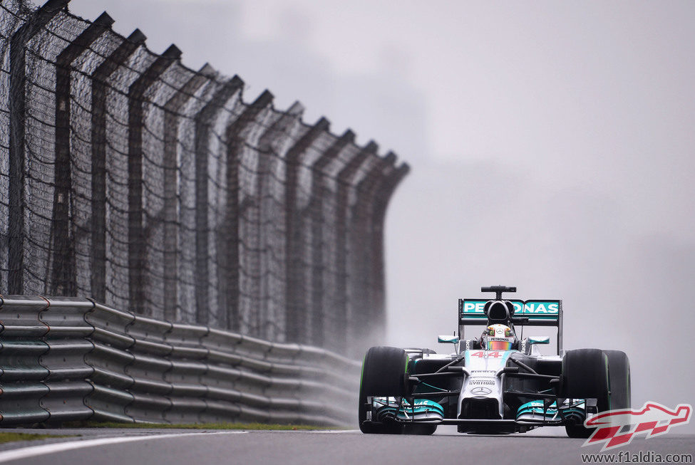 Lewis Hamilton avanza en la lluvia de Shanghái