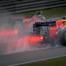 Daniel Ricciardo adelanta a Daniil Kvyat en mojado