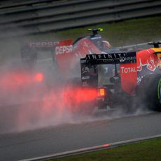 Daniel Ricciardo adelanta a Daniil Kvyat en mojado