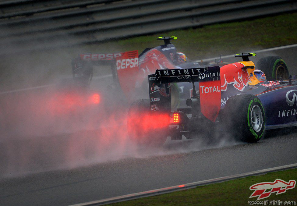 Daniel Ricciardo adelanta a Daniil Kvyat en mojado