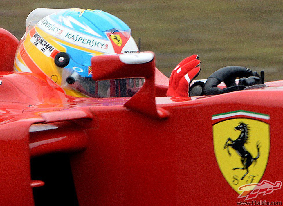 Fernando Alonso pilota el F14-T en los Libres 3