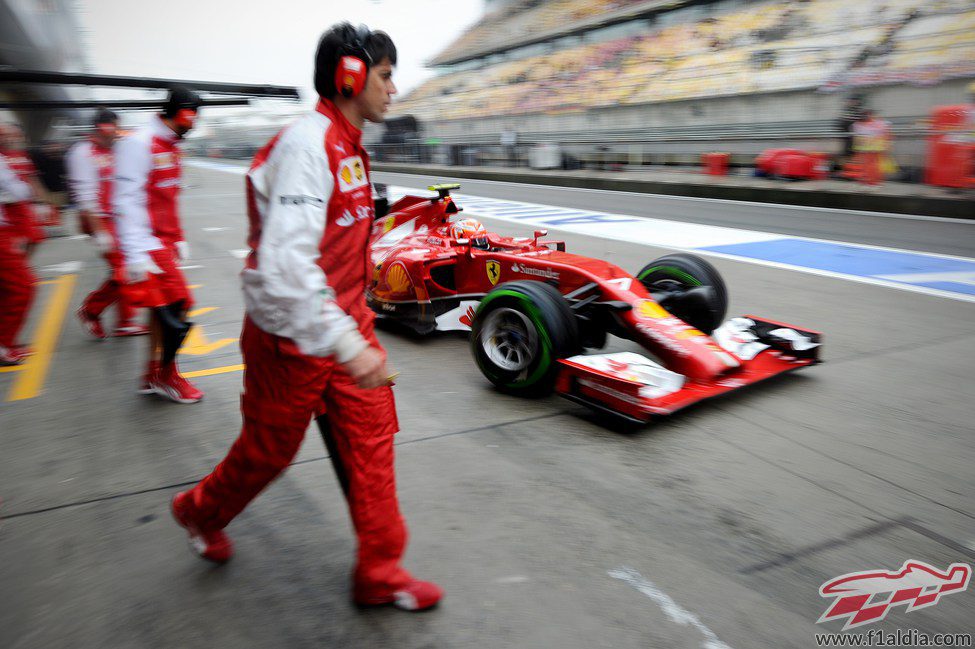 Kimi Räikkönen regresa a boxes en Shangái