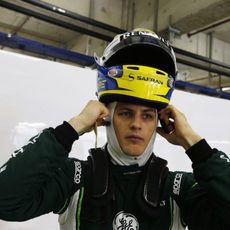 Marcus Ericsson se ajusta el casco