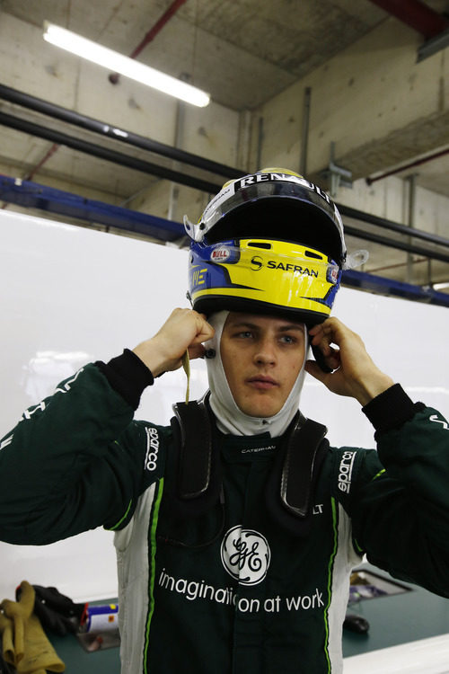 Marcus Ericsson se ajusta el casco