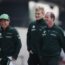 Los pilotos de Caterham pasean sonrientes