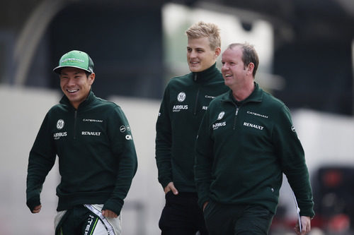 Los pilotos de Caterham pasean sonrientes