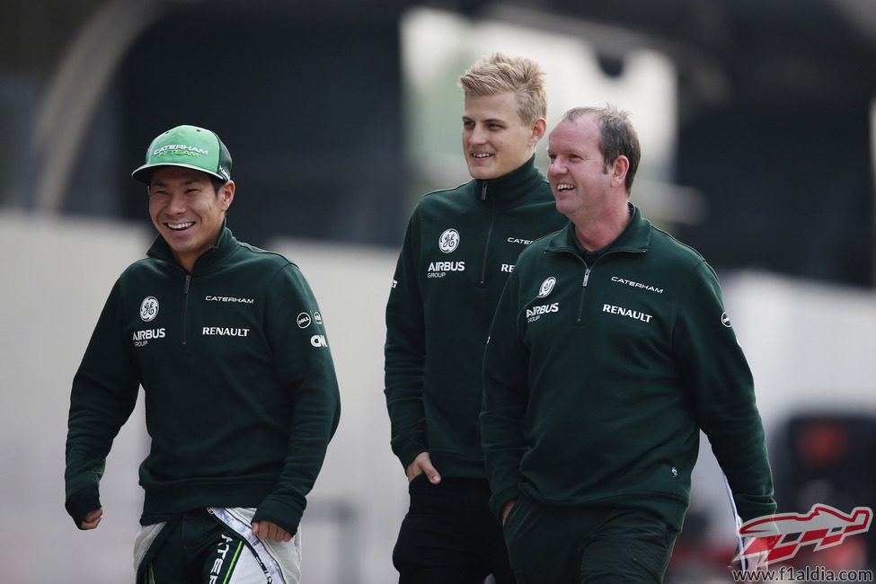 Los pilotos de Caterham pasean sonrientes