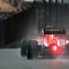 Jules Bianchi corriendo sobre la pista mojada