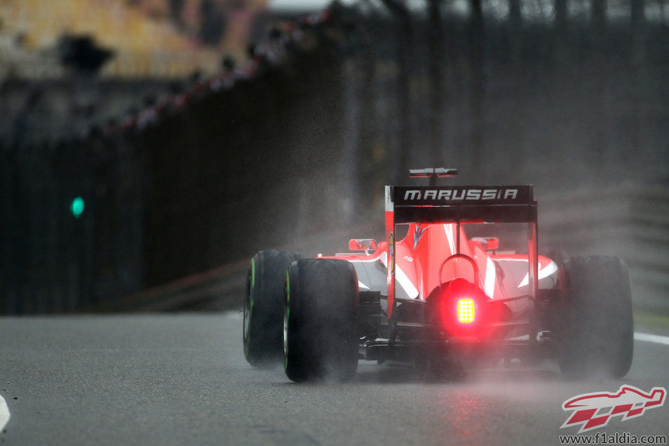 Jules Bianchi corriendo sobre la pista mojada