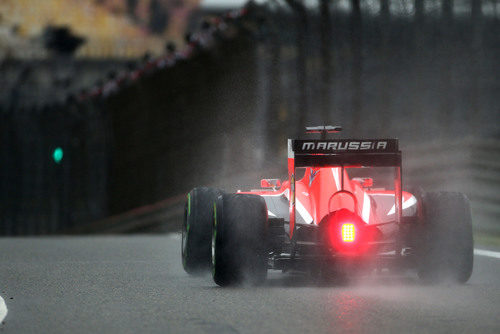 Jules Bianchi corriendo sobre la pista mojada