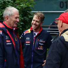Sebastian Vettel ríe junto a Helmut Marko
