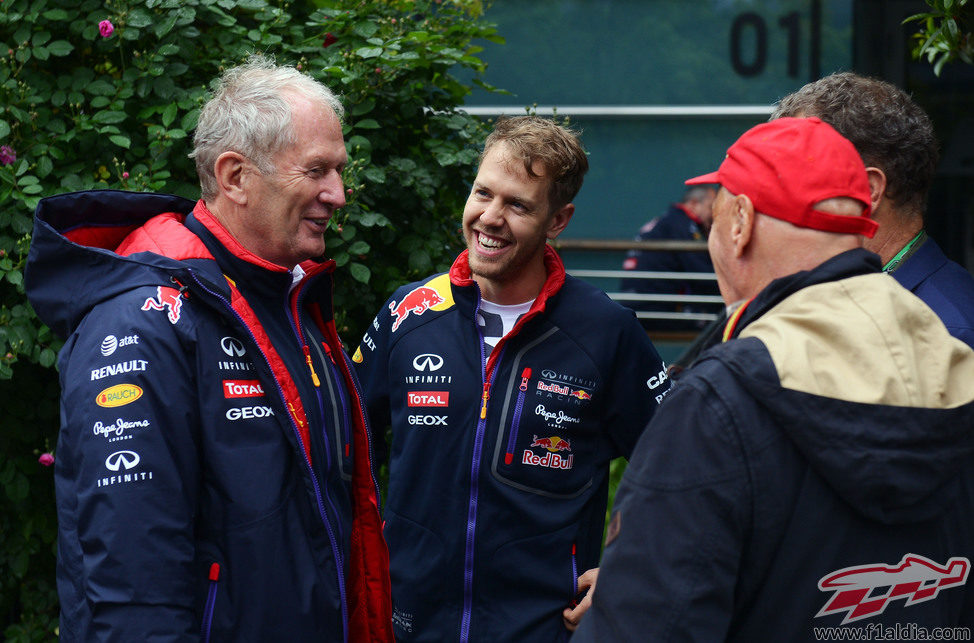 Sebastian Vettel ríe junto a Helmut Marko