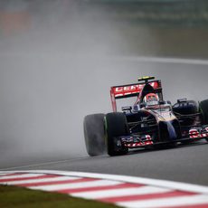 Daniil Kvyat bajo una lluvia intensa en Shanghái