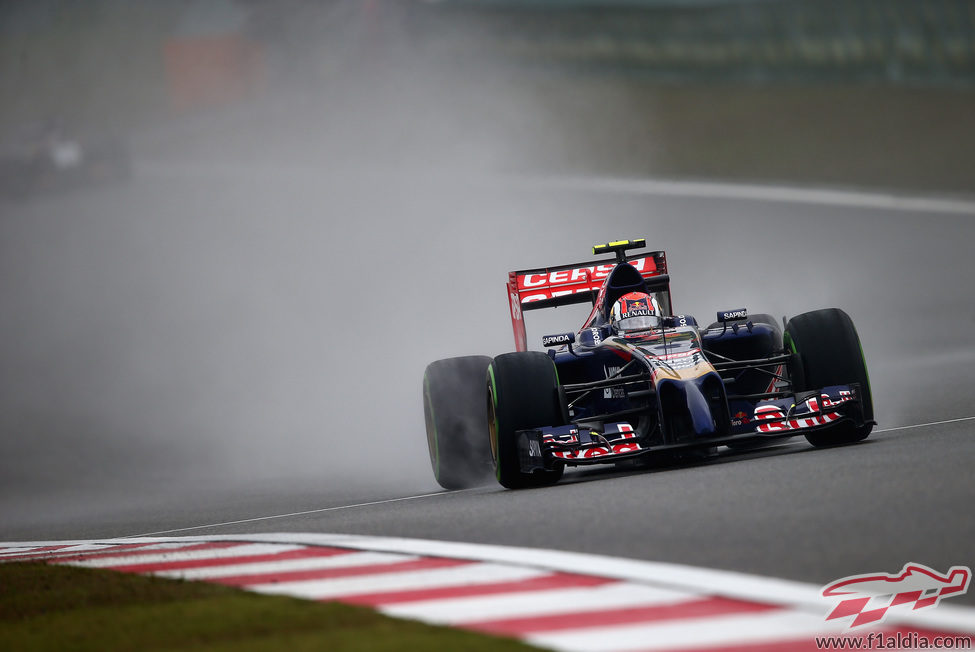 Daniil Kvyat bajo una lluvia intensa en Shanghái