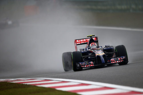 Daniil Kvyat bajo una lluvia intensa en Shanghái