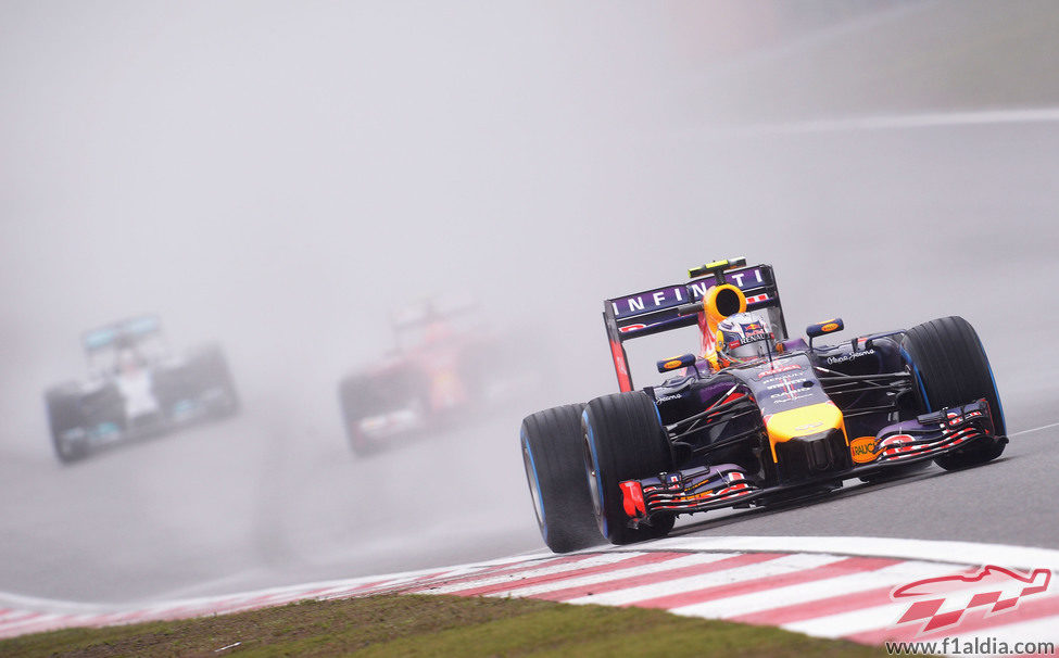 Daniel Ricciardo trata de mejorar sus tiempos