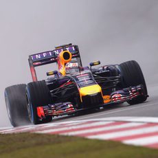 Sebastian Vettel rueda con los neumáticos de lluvia extrema