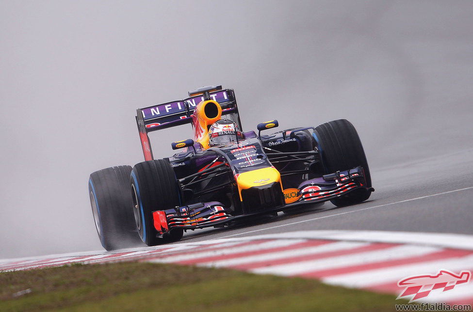 Sebastian Vettel rueda con los neumáticos de lluvia extrema