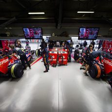 Garaje de Toro Rosso durante los terceros entrenamientos libres