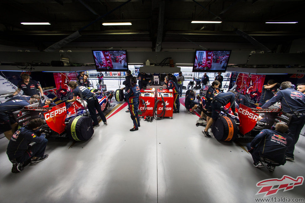 Garaje de Toro Rosso durante los terceros entrenamientos libres