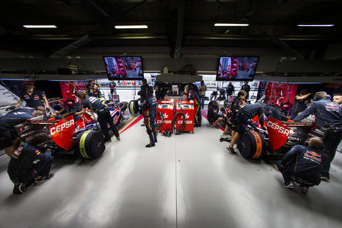 Garaje de Toro Rosso durante los terceros entrenamientos libres