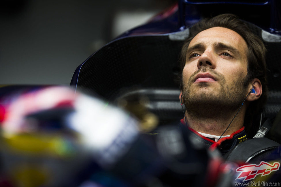 Jean-Eric Vergne concentrado antes de salir a marcar tiempo