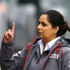 Monisha Kaltenborn alza el dedo