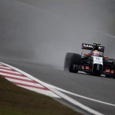 Sergio Pérez sufre mucho bajo la lluvia de Shanghái