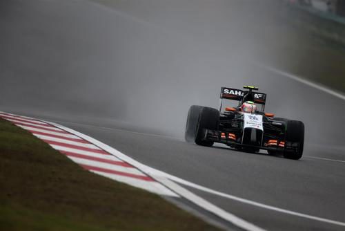 Sergio Pérez sufre mucho bajo la lluvia de Shanghái