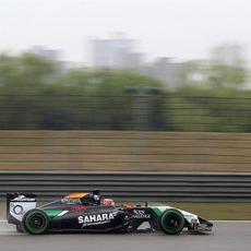 Nico Hülkenberg rueda con los neumáticos intermedios