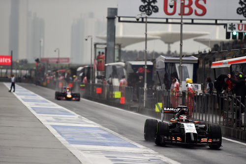 Nico Hülkenberg sale por la calle de boxes