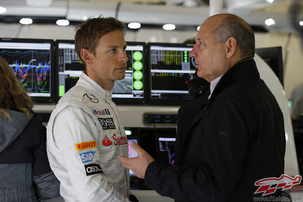 Jenson Button hablando con Ron Dennis