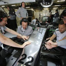 Ingenieros de McLaren trabajando en el coche de Jenson Button