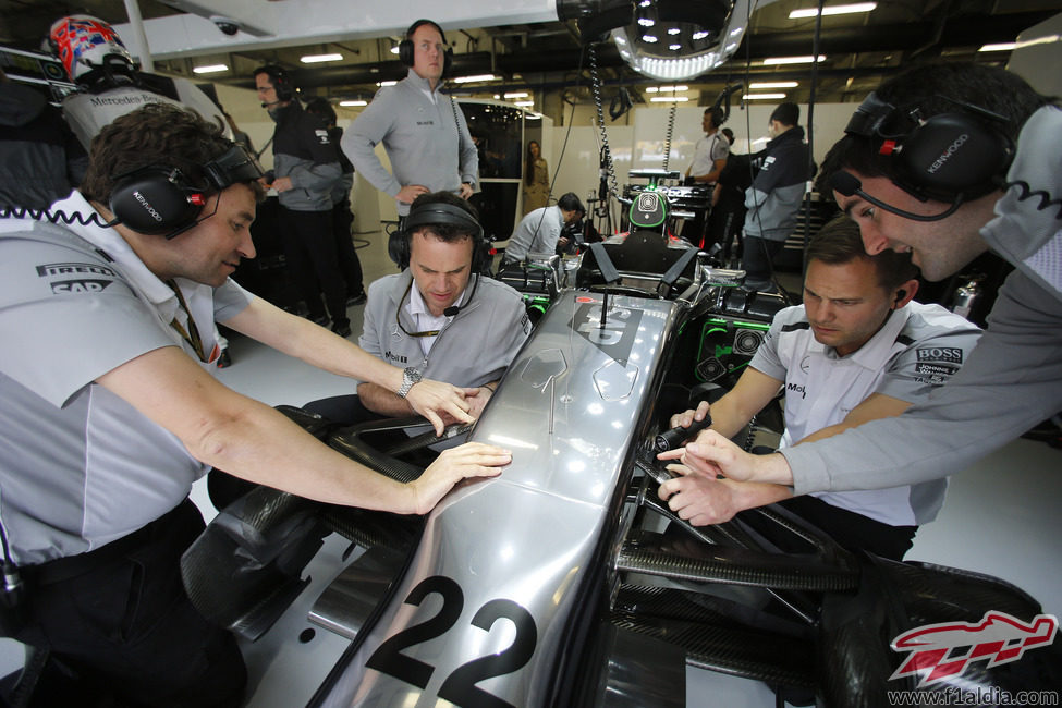 Ingenieros de McLaren trabajando en el coche de Jenson Button