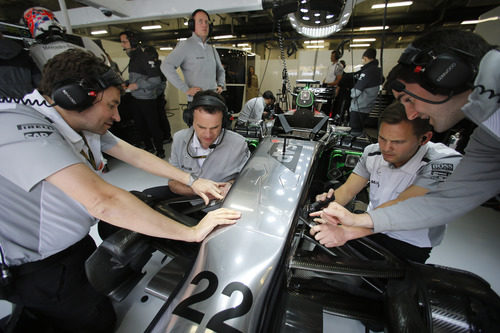 Ingenieros de McLaren trabajando en el coche de Jenson Button