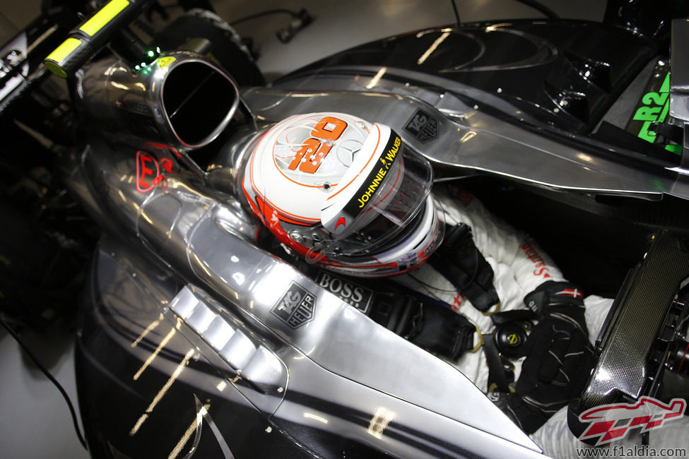 Kevin Magnussen concentrado en el coche