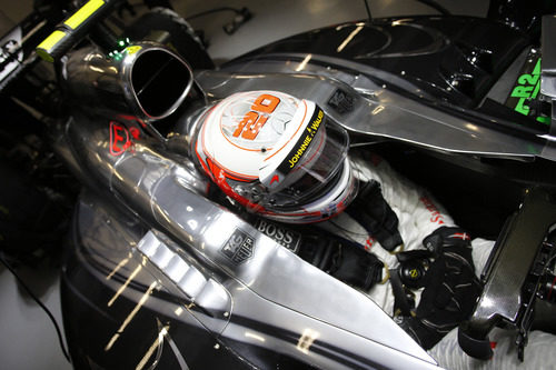 Kevin Magnussen concentrado en el coche