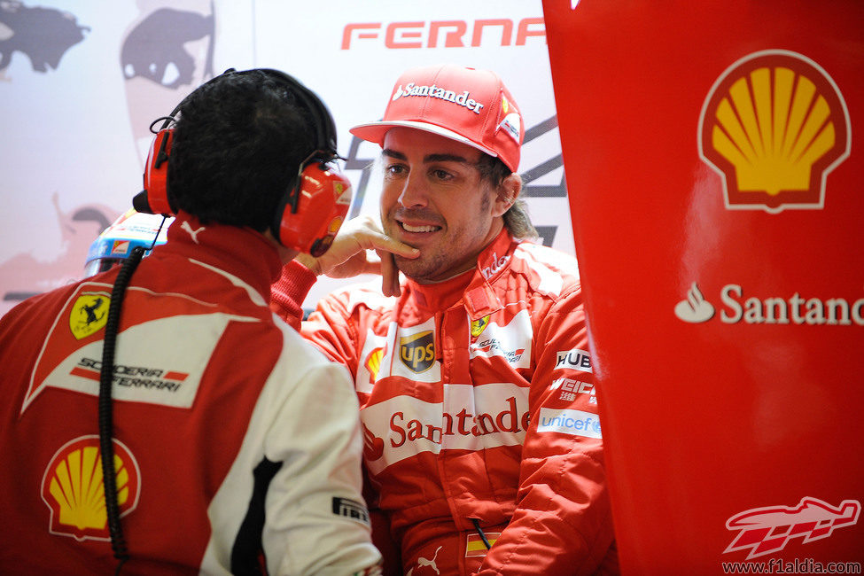 Fernando Alonso, en el box de Ferrari