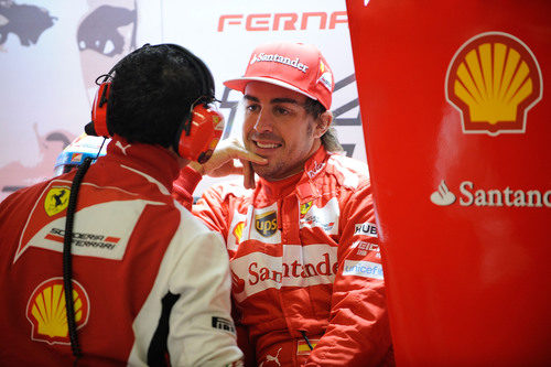 Fernando Alonso, en el box de Ferrari