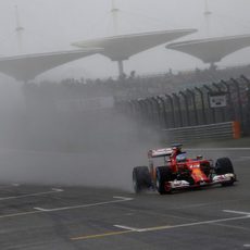 Fernando ALonso deja una estela de agua en Shanghái