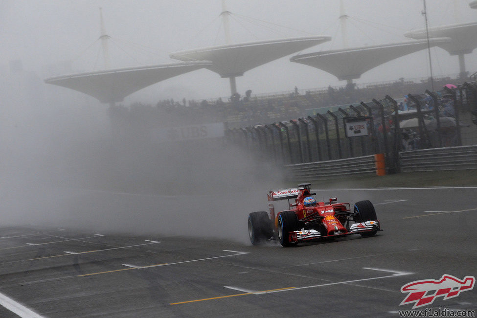 Fernando ALonso deja una estela de agua en Shanghái