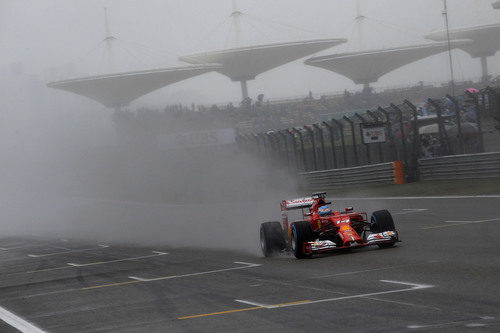 Fernando ALonso deja una estela de agua en Shanghái