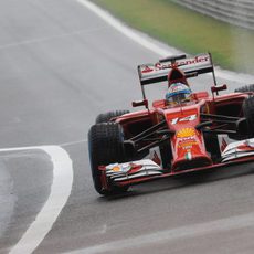 Fernando Alonso entra en el pitlane de China