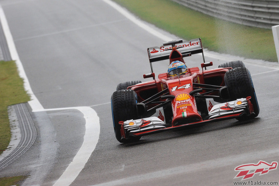 Fernando Alonso entra en el pitlane de China