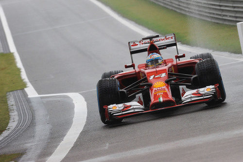 Fernando Alonso entra en el pitlane de China