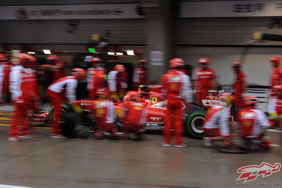 Kimi Räikkönen entra rápido en boxes