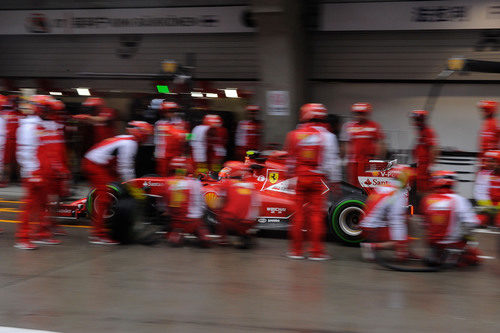 Kimi Räikkönen entra rápido en boxes