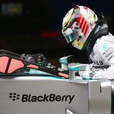 Lewis Hamilton se baja del W05 tras marcar la pole