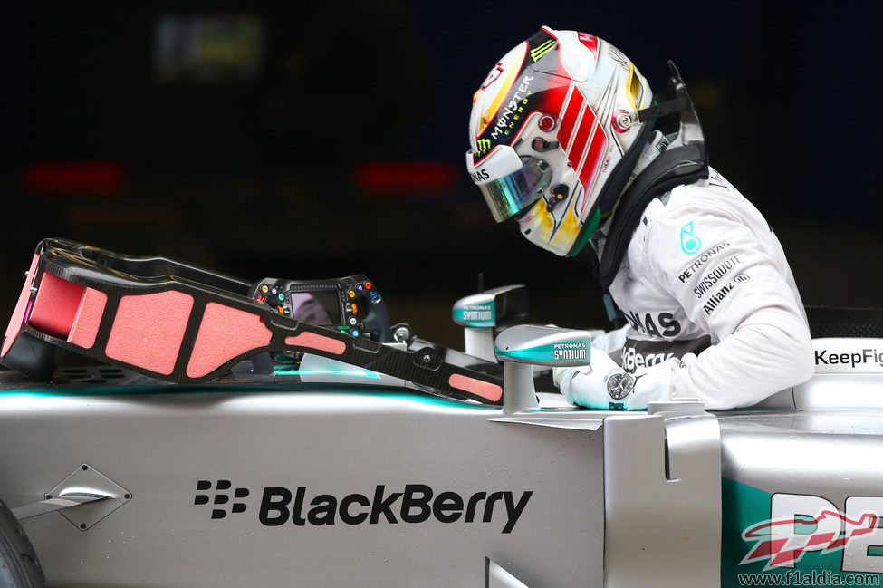 Lewis Hamilton se baja del W05 tras marcar la pole