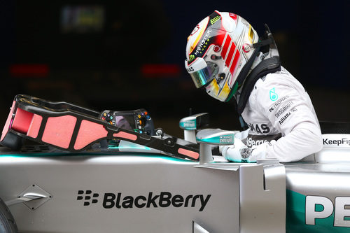 Lewis Hamilton se baja del W05 tras marcar la pole